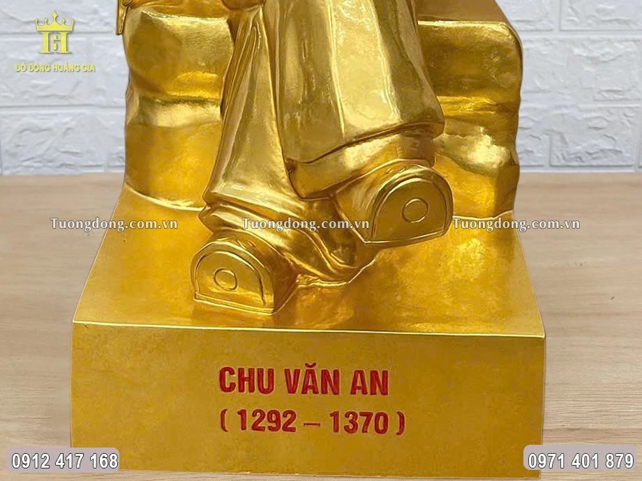 Phần chân đế chạm khắc sắc nét tên, năm sinh và năm mất của ông